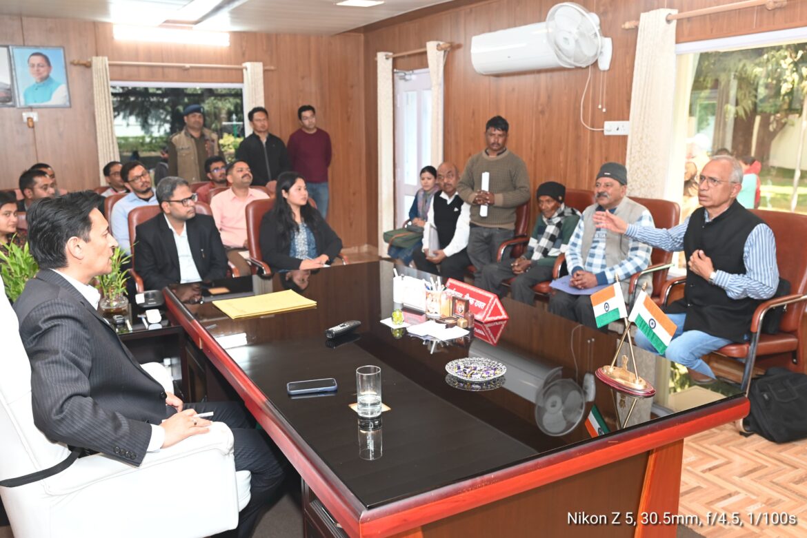 मुख्यमंत्री सचिव , आयुक्त दीपक रावत ने जनसुनवाई कर शिकायतों का किया समाधान। फरियादियों से स्वंय बाहर आकर मिले