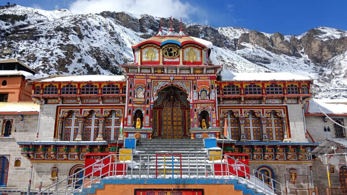 भू बैकुंठ नगरी श्री बद्रीनाथ धाम में पश्चिमी विक्षोभ के सक्रिय होने से हुई बर्फबारी