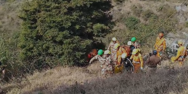 रोपवे में फंसे यात्रियों को सकुशल निकाल