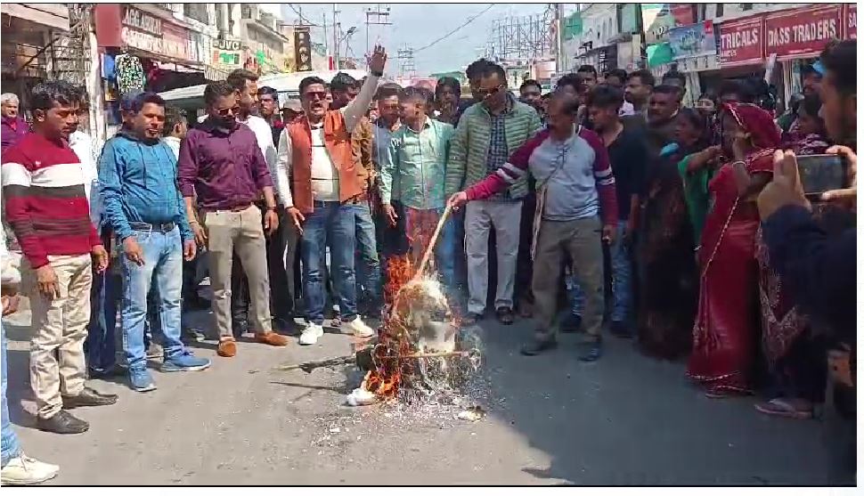ऋषिकेश के दून तिराहे पर कांग्रेस के विधायक हरीश धामी और लखपत बुटोला का किया पुतला दहन