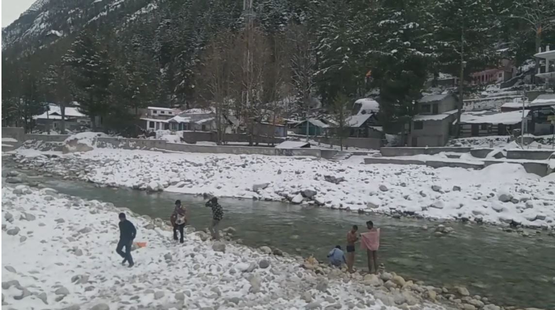 कड़ाके की ठंड में बाबा भोलेनाथ के भगत लग रहे हैं आस्था की डुबकी