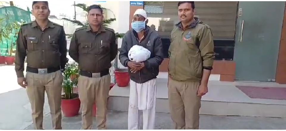 रामनगर पुलिस ने घर से गंजा बेच रहे एक तस्कर को किया गिरफ्तार