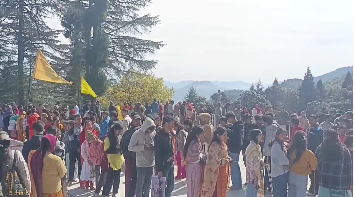 महाशिवरात्रि पर मंदिरों में उम्र रहा श्रद्धालुओं का सैलाब, हर हर महादेव जयगरों से गूंजे शिवालय