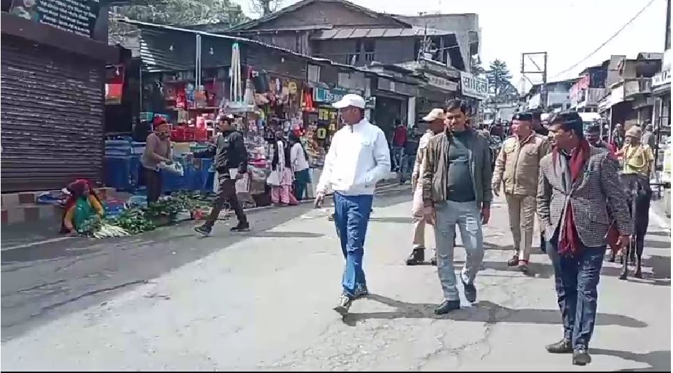 रानीखेत बाजार में अतिक्रमण को लेकर संयुक्त निरीक्षण, आड़े तिरछे खड़े वाहन व दुकानदारों को दी चेतावनी