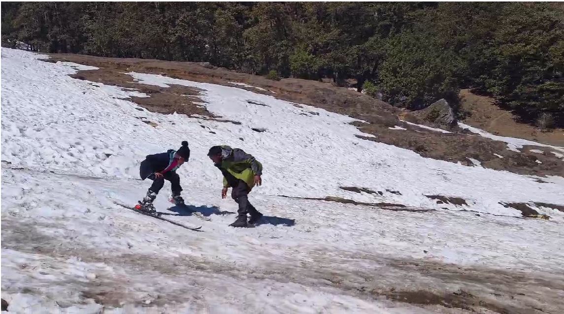 औली की बर्फीली ढलानों पर छात्राएं सीख रहीं स्नो स्कीइंग, नेशनल विंटर गेम्स की तैयारी