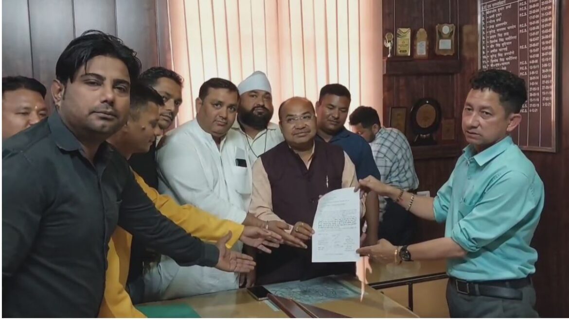 खटीमा-पीलीभीत मार्ग की बदहाल स्थिति को लेकर उपजिलाधिकारी को सौंपा गया ज्ञापन