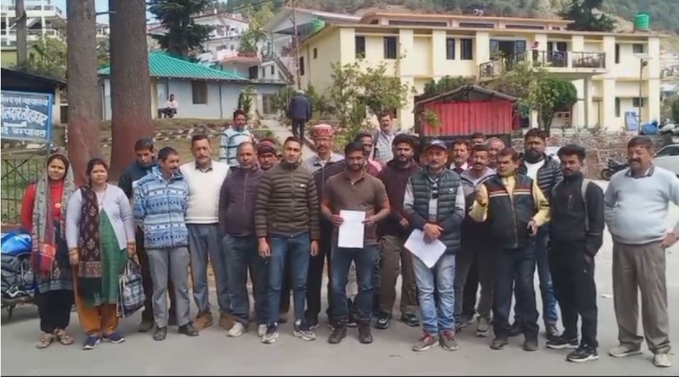 पेयजल के लिए मचा हाहाकार ग्रामीणों का एसडीएम कार्यालय में प्रदर्शन