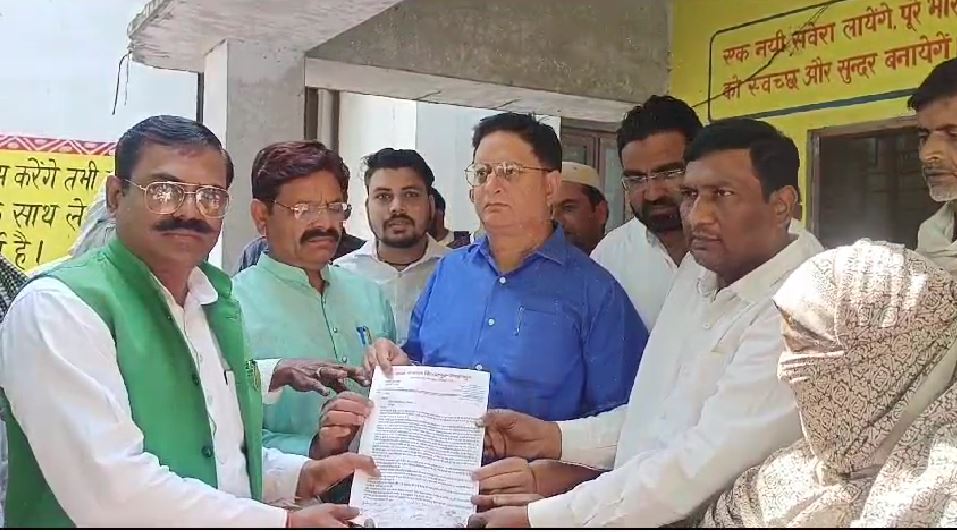 ग्राम प्रधान ने पंचायत सचिव पर भ्रष्टाचार का लगाया आरोप, ग्रामीणों ने किया धरना प्रदर्शन