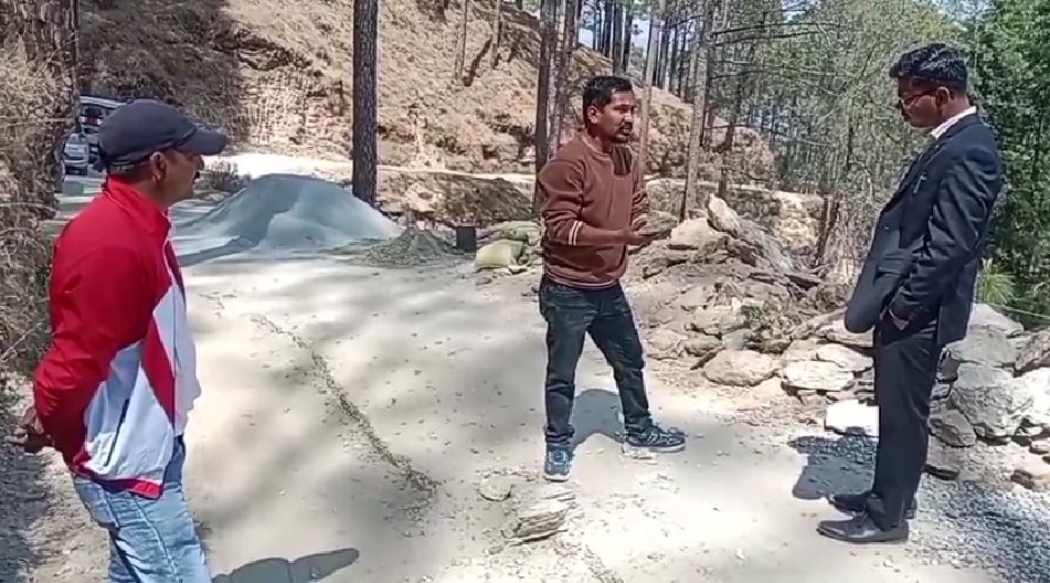 रानीखेत में सड़क निर्माण में लापरवाही, संयुक्त मजिस्ट्रेट ने खुद किया निरीक्षण