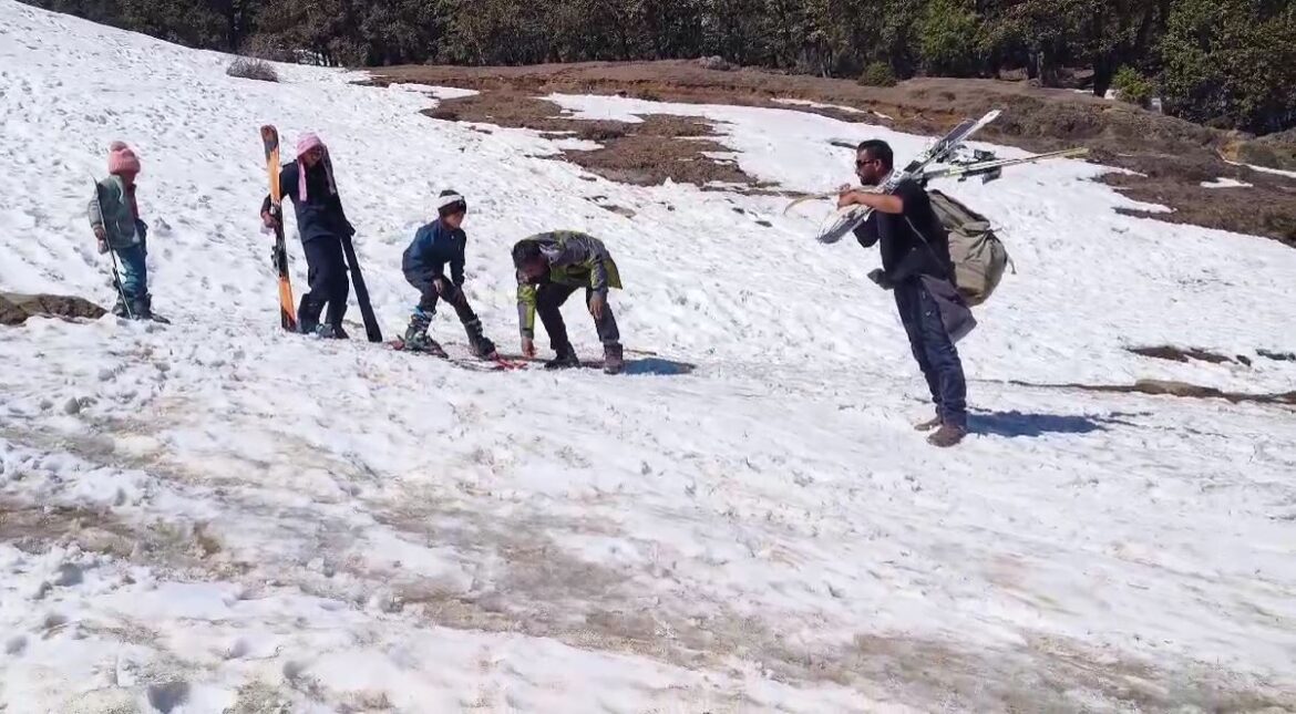 औली की बर्फीली ढलानों पर छात्राएं सीख रहीं स्नो स्कीइंग, नेशनल विंटर गेम्स की तैयारी