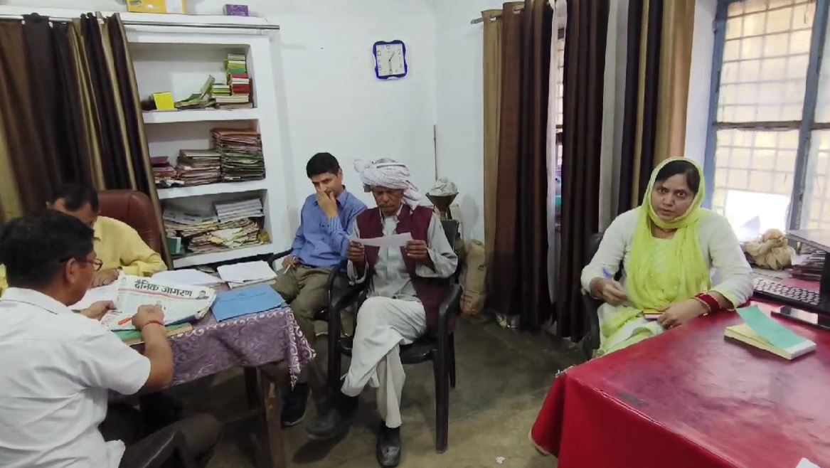 रुड़की: राशन डीलरों ने एफसीआई महिला अधिकारी पर घटतौली और अभद्रता के लगाए आरोप