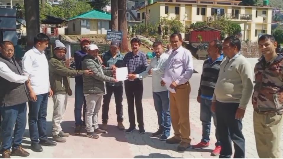 चंपावत: जंगल बचाने की मुहिम में सरपंच को मिली धमकी, अवैध कटान पर ग्रामीणों में आक्रोश