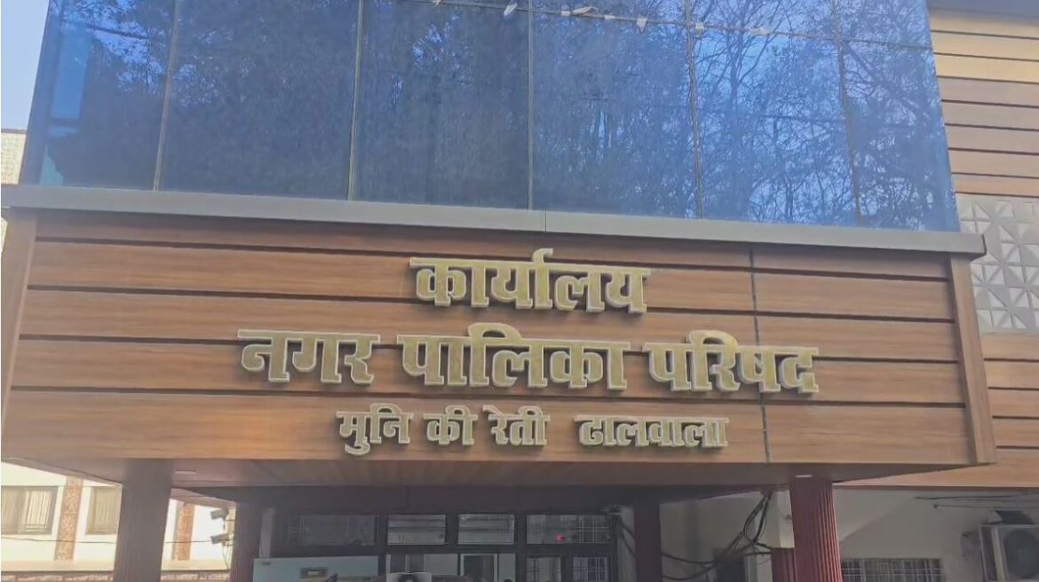 चार धाम यात्रा से पहले मुनि की रेती में अतिक्रमण हटाने का अभियान तेज