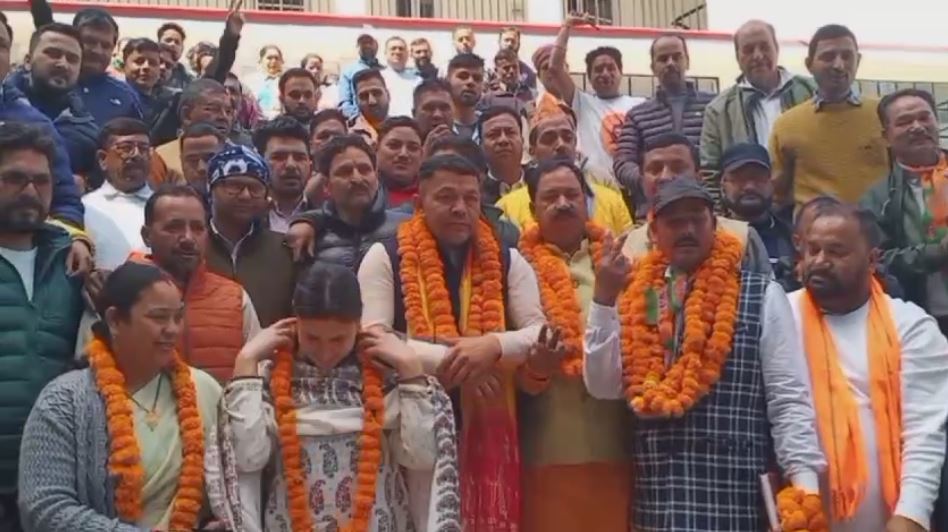 लोहाघाट में ढोल-नगाड़ों के साथ भाजपा जिलाध्यक्ष गोविंद सामंत का जोरदार अभिनंदन