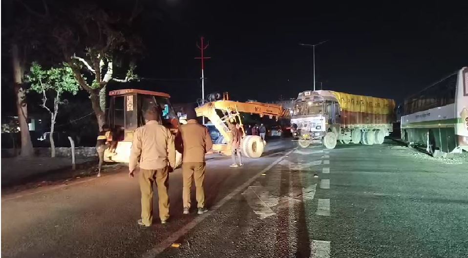 ब्रेकिंग डोईवाला देहरादून रोड पर बड़ा हादसा होने से टला