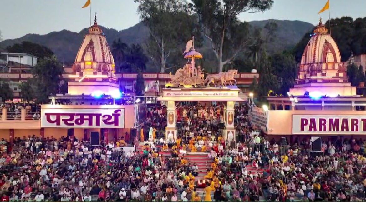 वरुण धवन और पूजा हेगड़े पहुंचे परमार्थ निकेतन, गंगा आरती में लिया हिस्सा