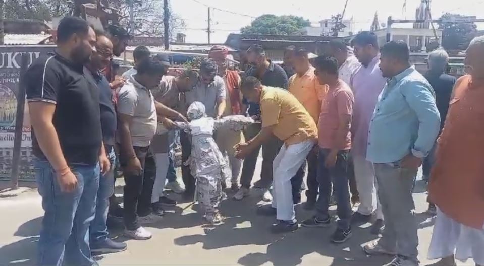 सपा सांसद रामजीलाल सुमन के बयान पर क्षत्रिय समाज में आक्रोश, विरोध प्रदर्शन जारी