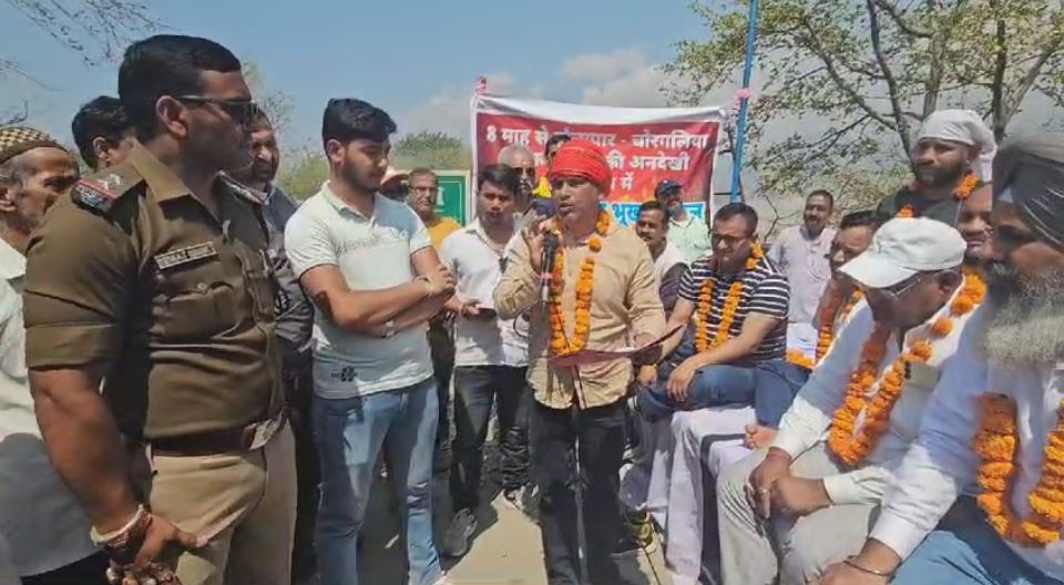 गोलापार में सड़क निर्माण के लिए ग्रामीणों की भूख हड़ताल रंग लाई, प्रशासन ने दिया आश्वासन