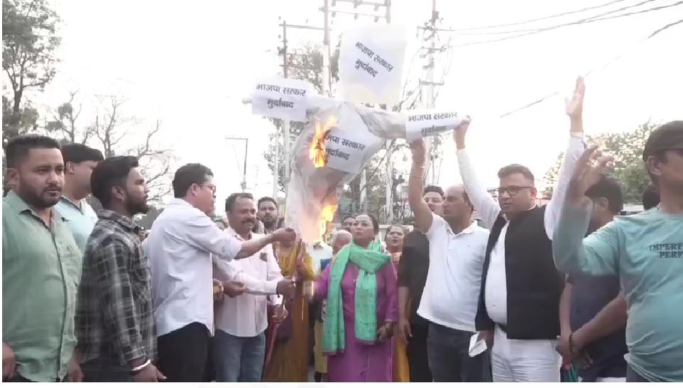 धामी सरकार की उपलब्धियों पर भाजपा का प्रचार, कांग्रेस ने किया विरोध प्रदर्शन