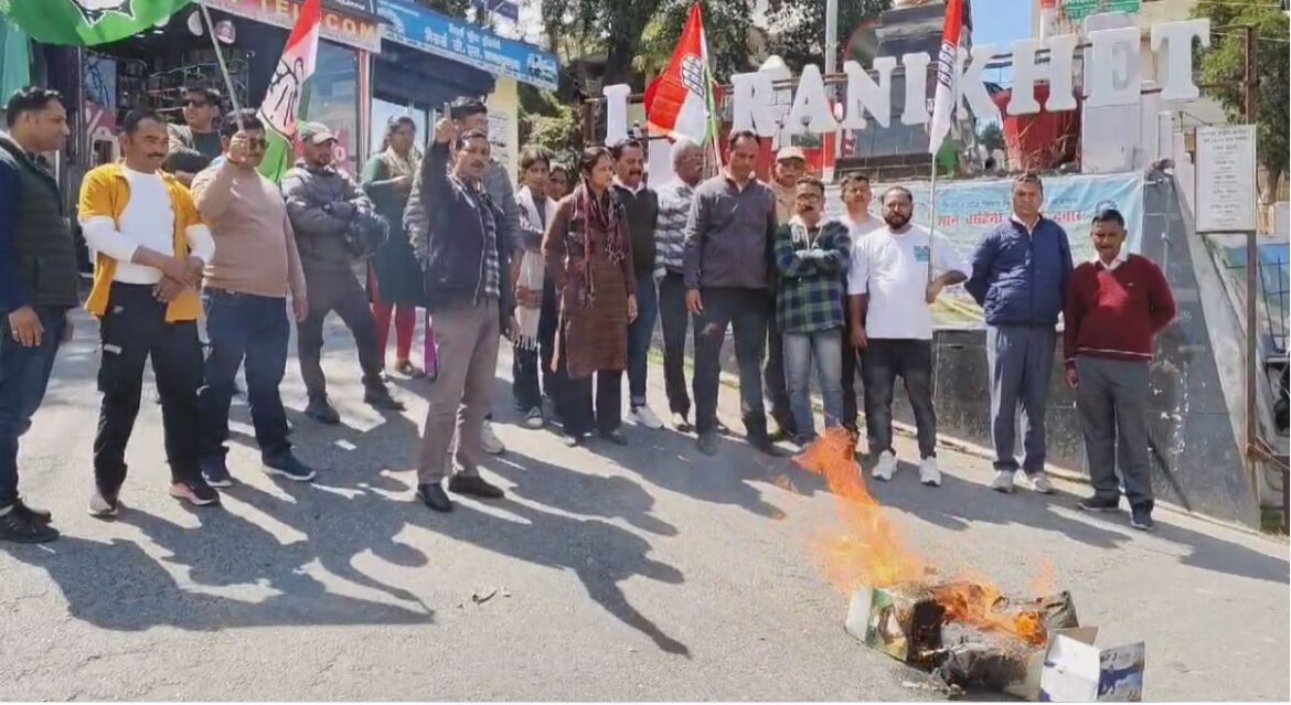 ताड़ीखेत में शराब की दुकानों के विरोध में कांग्रेस का प्रदर्शन, सीएम और विधायक का पुतला दहन