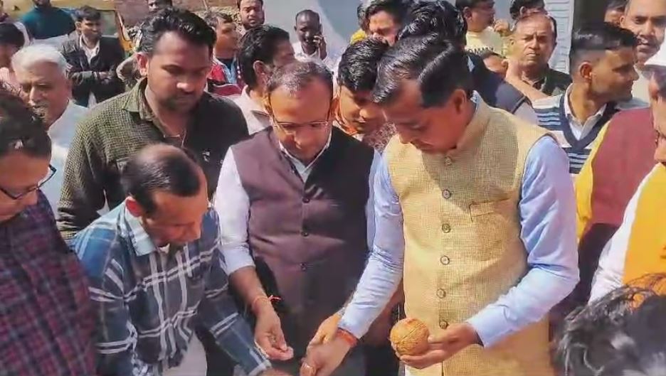 रावली महदूद सड़क निर्माण का उद्घाटन करने पहुंचे थे  रानीपुर विधायक आदेश चौहान