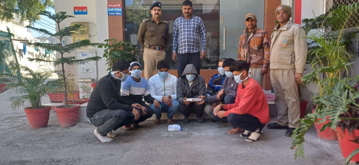 रामनगर एवं वनभूलपुरा पुलिस ने सार्वजनिक स्थान पर हार-जीत की बाजी लगा रहे 08 जुवारी/ सट्टेबाजों को किया गिरफ्तार, मौके से धनराशि बरामद