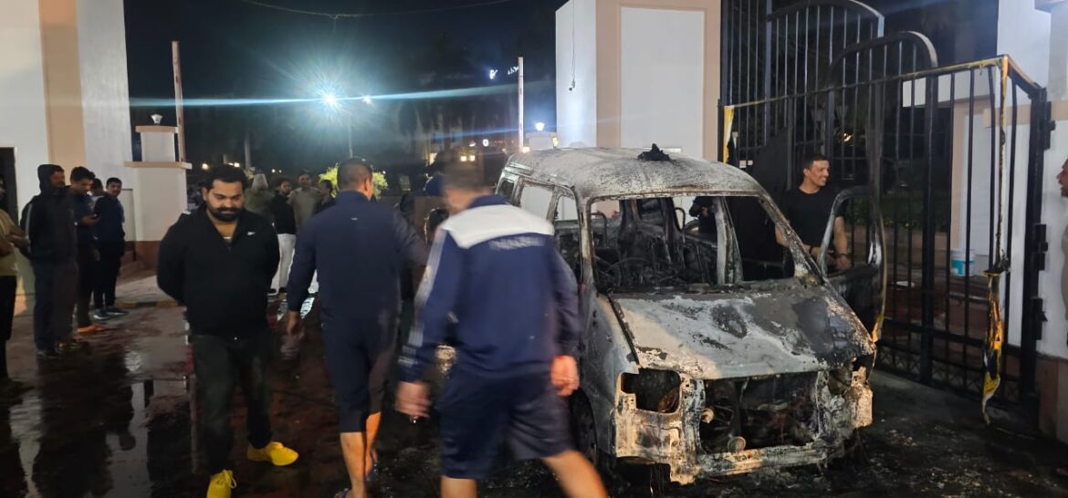 पतंजलि योगपीठ की मिनी एंबुलेंस में लगी भीषण आग, बड़ा हादसा टला