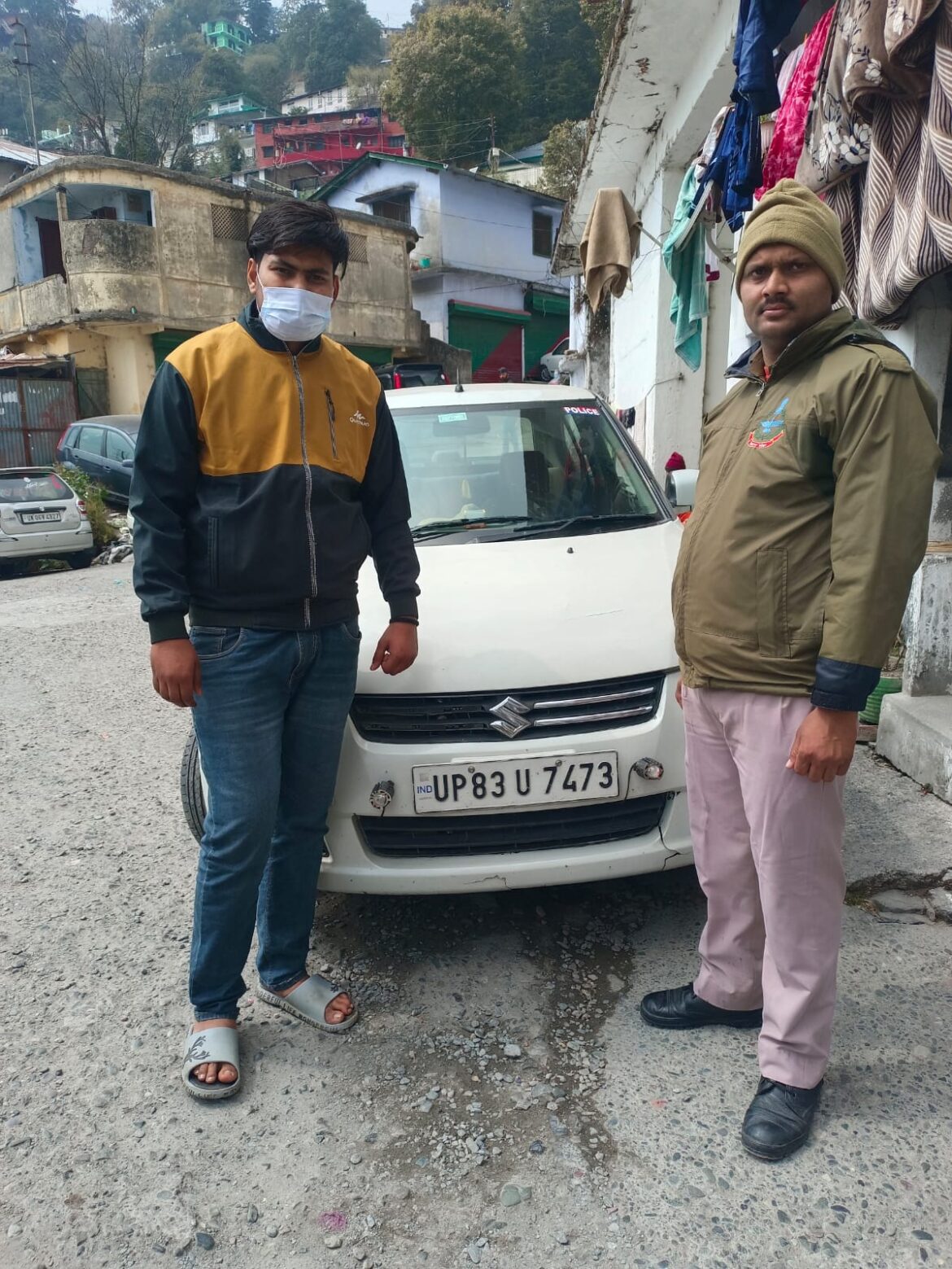 नशे में चालक,और हुड़दंग मचा रही सवारीनैनीताल पुलिस ने चालक को गिरफ्तार व सवारियों पर कार्यवाही कर उतारी खुमारी