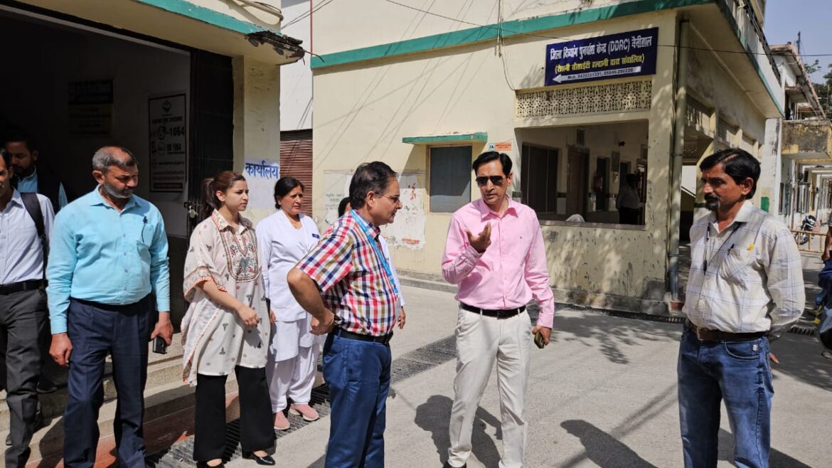 कुमाऊं कमिश्नर दीपक रावत का बेस अस्पताल में औचक निरीक्षण, अनियमितताओं पर जताई नाराजगी