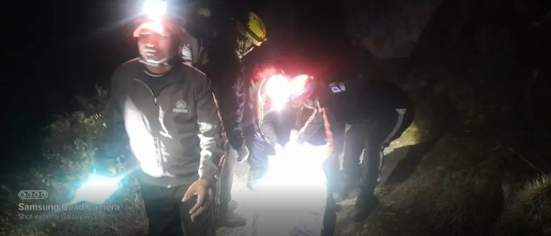 देर रात सड़क हादसे में तीन की मौत, गहरी खाई में गिरी स्कूटी