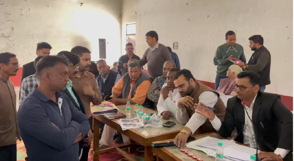 मासूम की कटी हुई उंगलियाँ लेकर जनता दरबार में पहुँचा पीड़ित पिता / वहा मौजूद लोगो का कांप उठा कलेजा