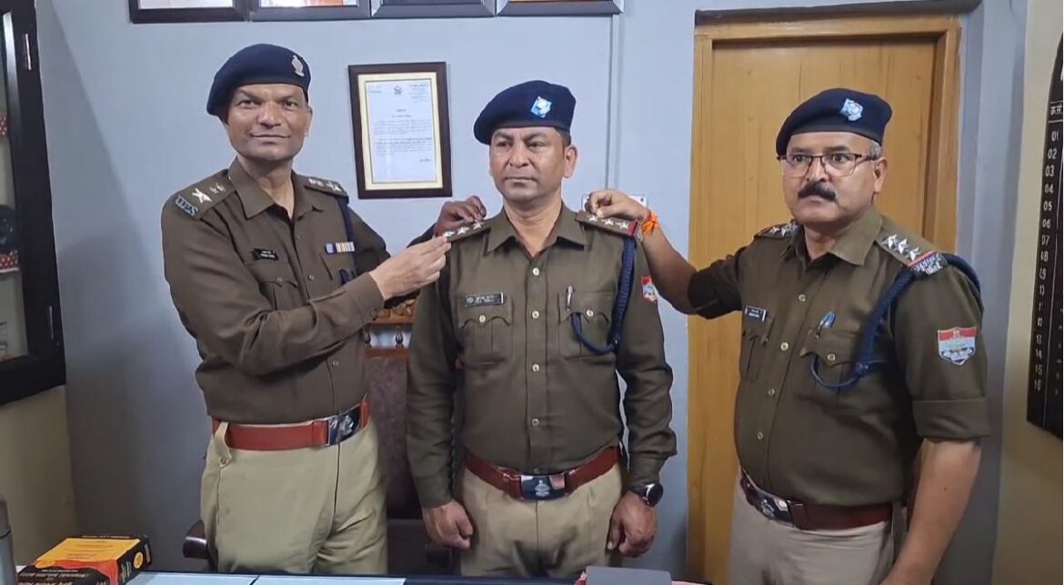 एसपी सिटी ने लालकुआँ पहुंचकर इंस्पेक्टर बने हरेन्द्र नेगी को लगाया स्टार