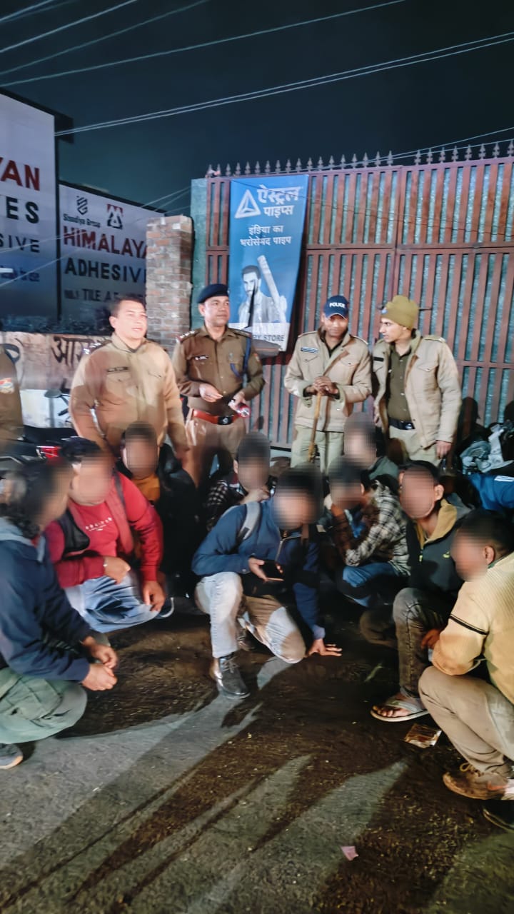 जाम छलकाते पकड़े 65 शराबी, पुलिस को देखते ही लगे गिड़गिड़ाने