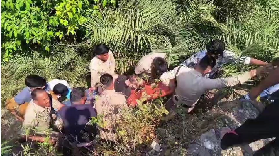 दिल्ली के पर्यटक मसूरी में हादसे का शिकार – 70 मीटर गहरी खाई में गिरी कार, बाल-बाल बचे सभी यात्री