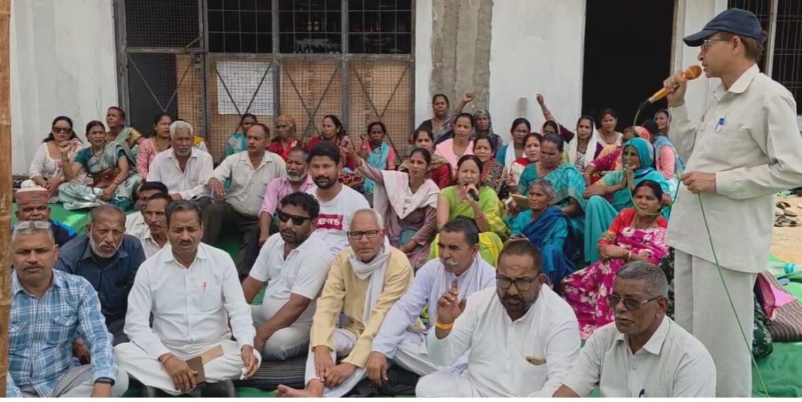 मालधन नंबर 6 में शराब दुकान खोलने पर उग्र विरोध, महिलाओं ने किया धरना प्रदर्शन