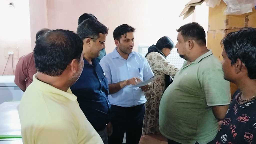 बेवाजोली लॉज में अवैध आइसक्रीम फैक्ट्री का भंडाफोड़, एक्सपायर्ड केमिकल और टैक्स चोरी का खुलासा