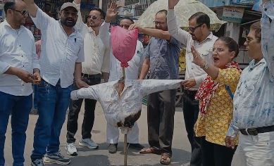 पहलगाम हमले के विरोध में सितारगंज में पत्रकारों का प्रदर्शन, पाकिस्तान का पुतला दहन