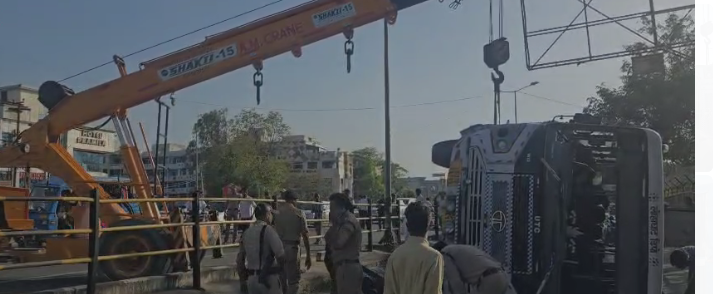 बस दुर्घटना: लोहाघाट डिपो की रोडवेज बस पलटी, 12 यात्री घायल