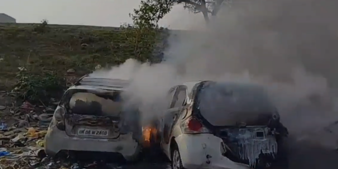 भगत सिंह चौक के पास खड़ी दो कारों में लगी आग, पूरी तरह जलकर राख