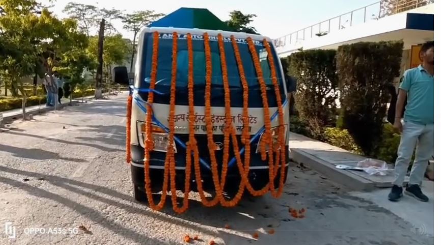 ईस्टर इंडस्ट्रीज लिमिटेड ने नगर पालिका को कूड़ा निस्तारण के लिए दो वैन प्रदान की, 20 लाख रुपये की लागत से स्वच्छता अभियान को बढ़ावा