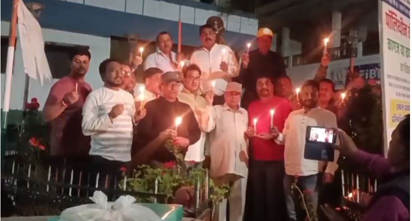 लोहाघाट तक कश्मीर हमले का गुस्सा, कैंडल मार्च निकालकर दी श्रद्धांजलि