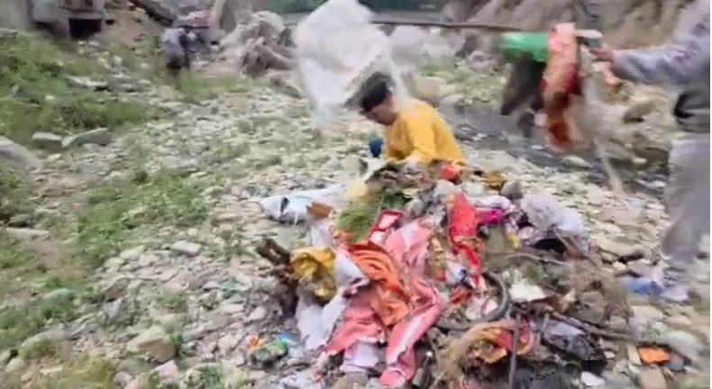 लोहावती नदी के संरक्षण के लिए लोहाघाट व्यापार संघ का स्वच्छता अभियान