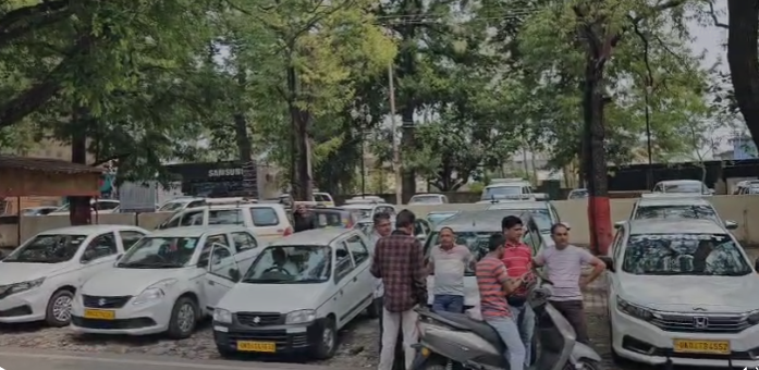 टैक्सी यूनियन ने पार्किंग और एंट्री फीस बढ़ाने पर विरोध जताया