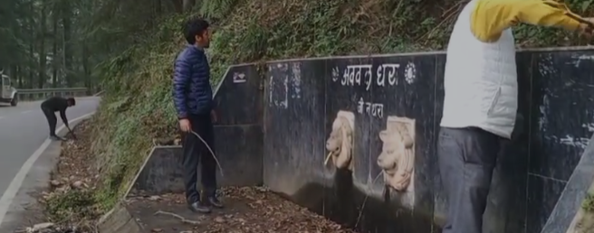 अक्कल धारा में फैली गंदगी पर लोहाघाट पालिका अध्यक्ष ने चलाया सफाई अभियान