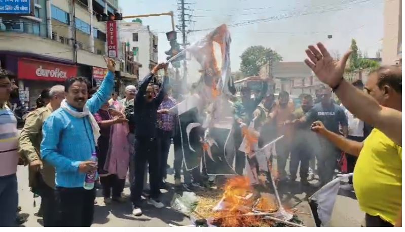 हल्द्वानी में पाकिस्तान के खिलाफ उग्र प्रदर्शन, झंडा जलाकर की आतंकवाद के खिलाफ सख्त कार्रवाई की मांग