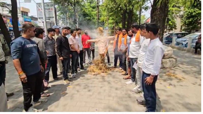 हल्द्वानी: विश्व हिंदू परिषद ने रामपाल के खिलाफ पुतला दहन कर आश्रम सीज करने की की मांग