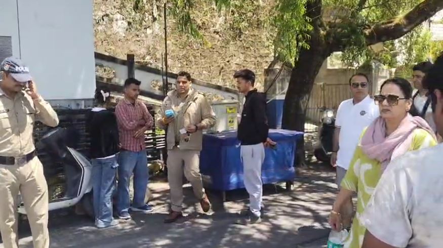 मसूरी में पुलिस की सख्ती का असर, ट्रैफिक नियमों के उल्लंघन पर सघन अभियान जारी