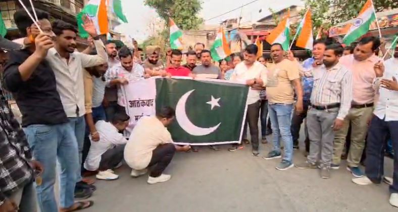 राजपुरा में पाकिस्तान का पुतला दहन, आर-पार की लड़ाई की मांग तेज