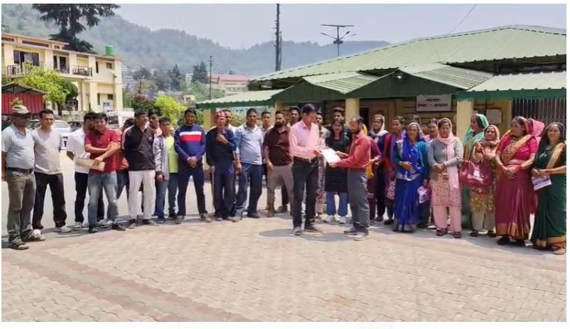 चंपावत: 20 साल पुरानी सड़क के डामरीकरण को लेकर ग्रामीणों का हंगामा, एसडीएम और पीडब्ल्यूडी कार्यालय में दिया ज्ञापन