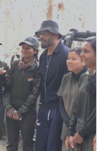 फ़ोटो पर्यटन जोन में सुनील शेट्टी की जंगल यात्रा, प्रशंसकों में दिखा उत्साह